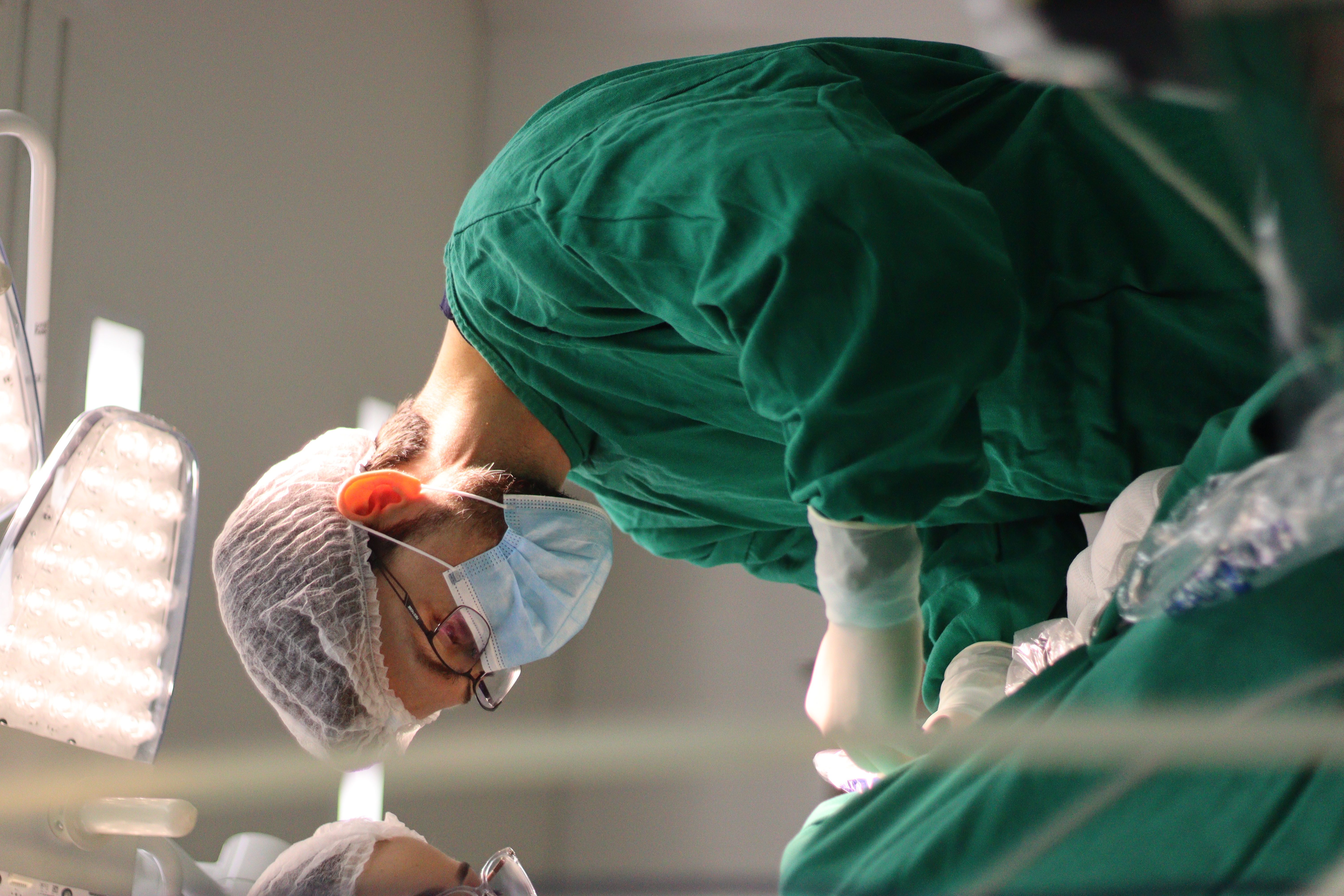 Dr. Bruno Noronha realizando cirurgia